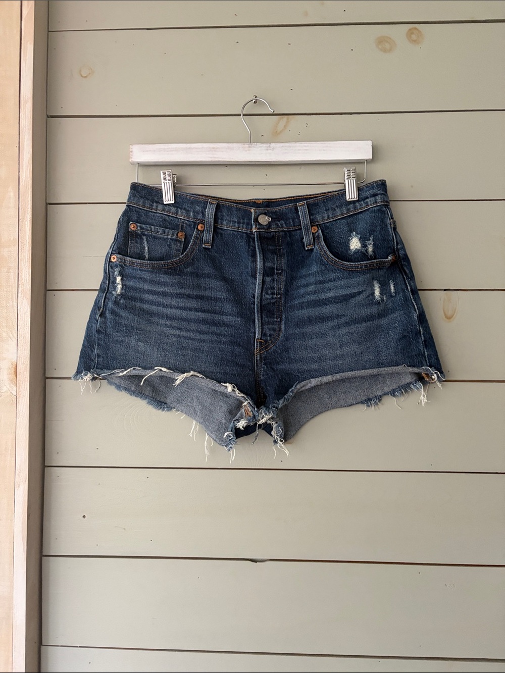 Levi’s 501 Distressed Denim Cutoff Shorts 🔥